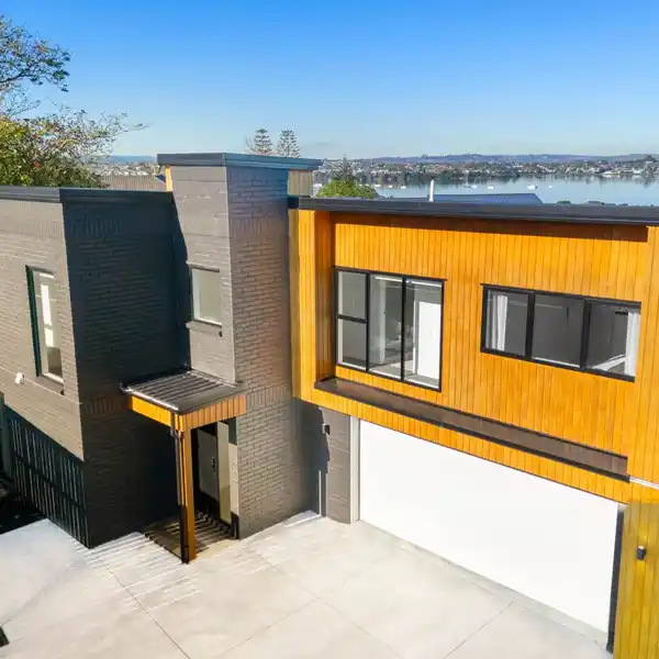 DESIGNER LIVING IN SOUGHT-AFTER COASTAL POCKET
