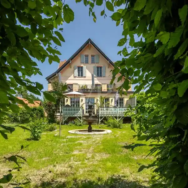 HISTORICAL CHARM WITH CONTEMPORARY COMFORT