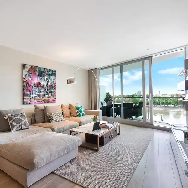 LIGHT-FILLED APARTMENT IN THE PRESTIGIOUS ALBION RIVERSIDE BUILDING