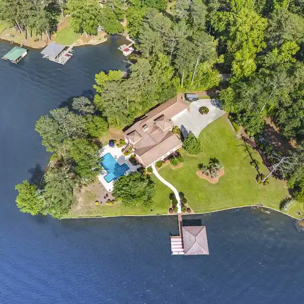SEAMLESS LAKE LIVING MEETS TIMELESS MEDITERRANEAN STYLE