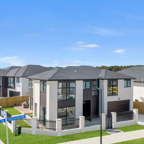 STUNNING BRICK AND TILE HOUSE WITH VERSATILE LAYOUT