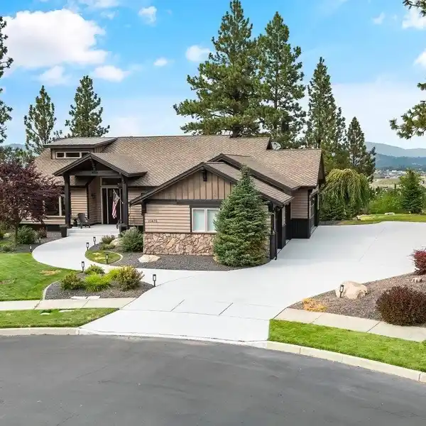 SPACIOUS LEGACY RIDGE FULL DAYLIGHT WALKOUT RANCHER