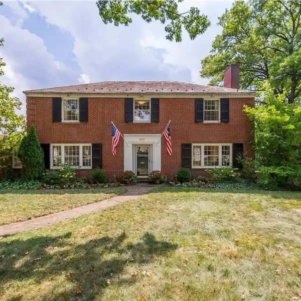 WILLIAMSBURG COLONIAL IN A PRIME VIRGINIA MANOR LOCATION