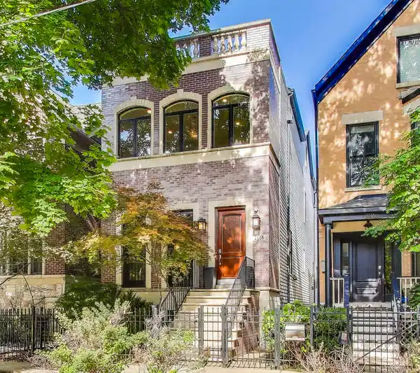 THOUGHTFULLY DESIGNED HOME IN ROSCOE VILLAGE