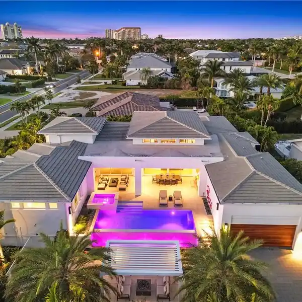 INCREDIBLE MODERN RESIDENCE WITH CUSTOM FEATURES