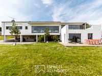 REFINED MODERNIST VILLA