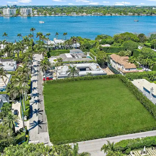 BEAUTIFUL PARCEL IN THE NEAR NORTH END