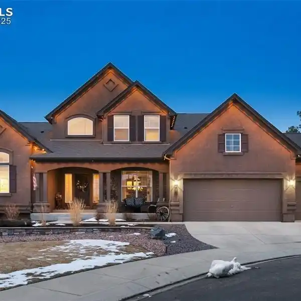 EXQUISITE HOME WITH MOUNTAIN VIEWS