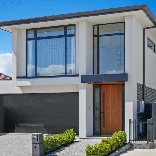 STRIKING TORRENS TITLE RESIDENCE WITH DESIGNER ELEGANCE