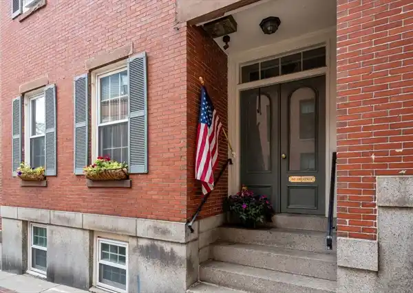 CHESTNUT ROW CONDOMINIUM