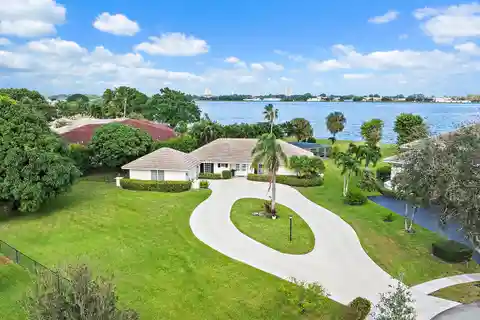 Totally Renovated Home Overlooking Lake Mangonia