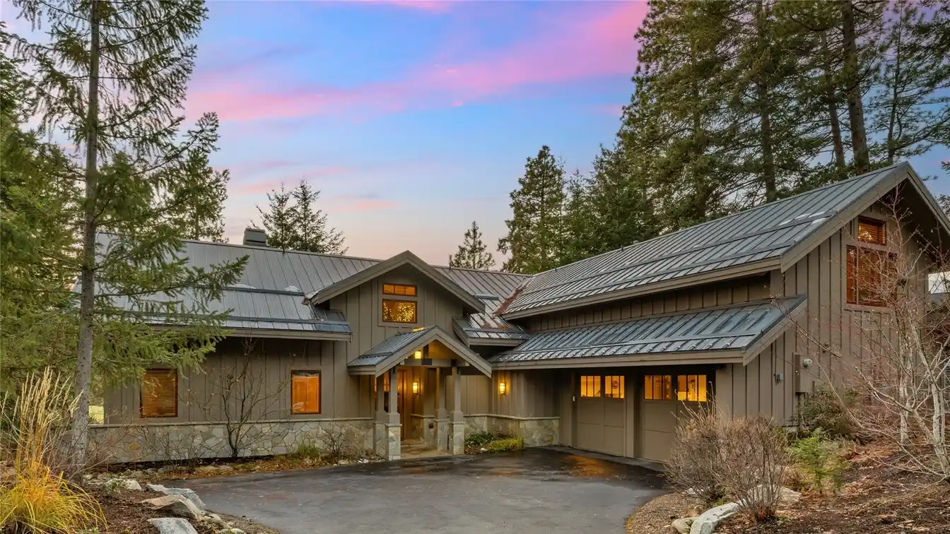 Stunning Custom-built Home on a Picturesque Lot