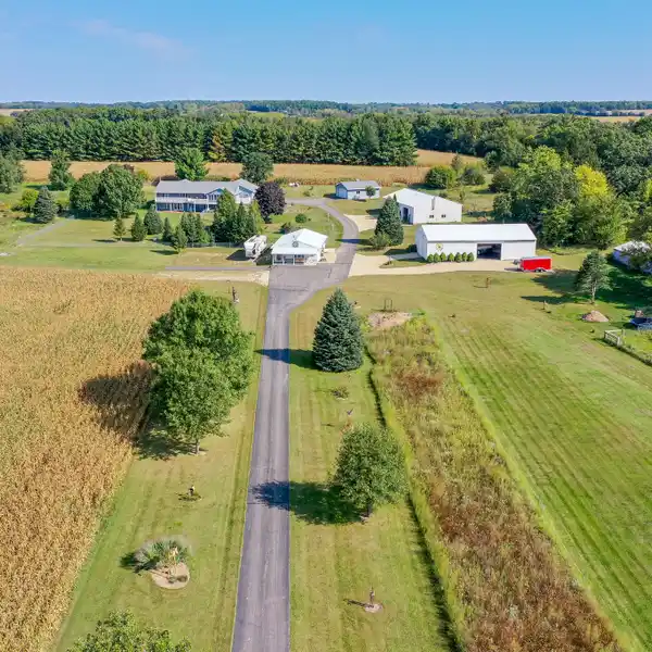 EXCEPTIONAL COUNTRY ESTATE ON 7.5 ACRES