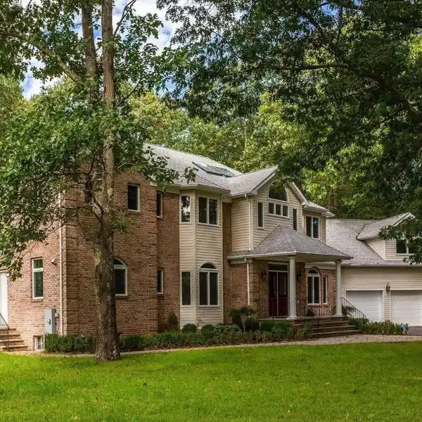 IMMACULATE CENTER HALL COLONIAL ON A CUL-DE-SAC