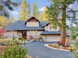 Luxury Living in Awbrey Glen