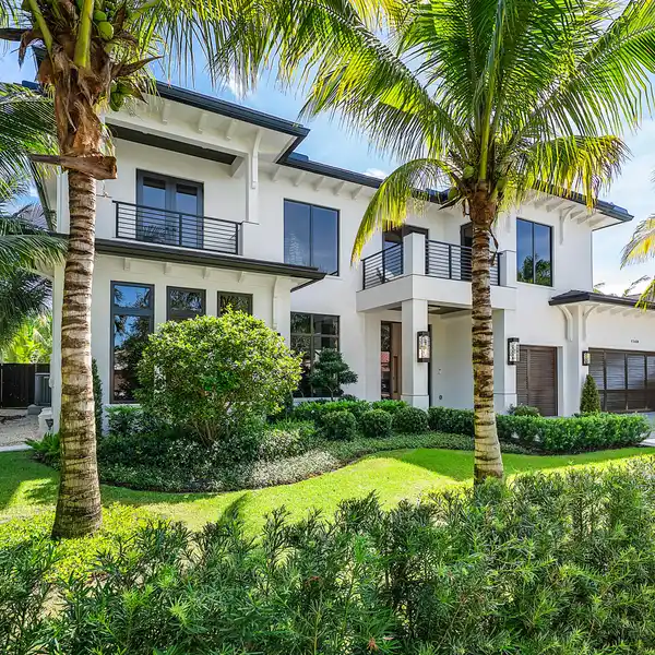 EXTRAORDINARY LIVING IN CARRIAGE HILL