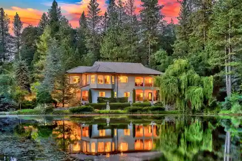 Awe-Inspiring Retreat Amidst Natural Splendor