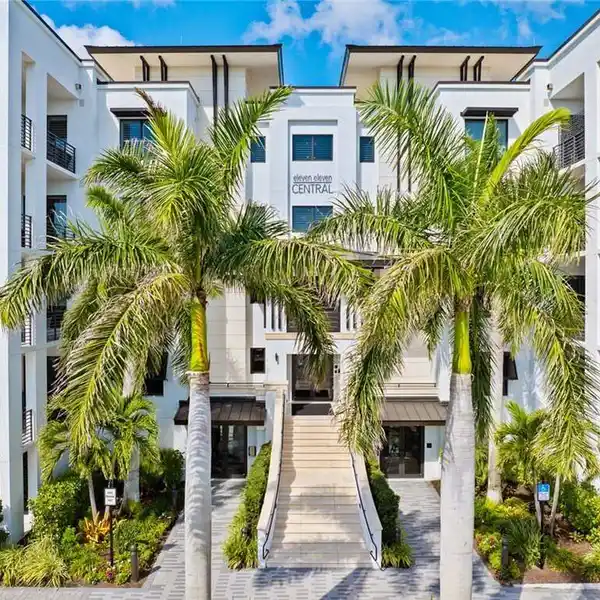 FABULOUS FULLY FURNISHED CONDO