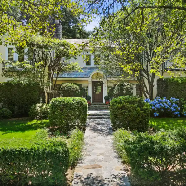 BEAUTIFUL LAWRENCE PARK WEST RESIDENCE