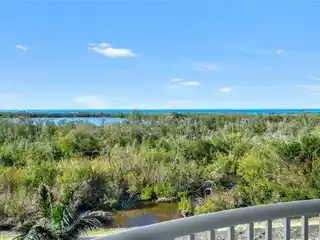Three Bedroom End Residence in the Newly Updated St. Laurent