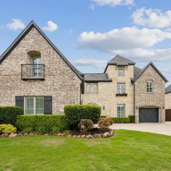 EXCEPTIONAL RESIDENCE IN THE HEART OF FRISCO