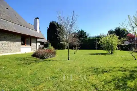 Architect-designed Villa in a Garden Setting