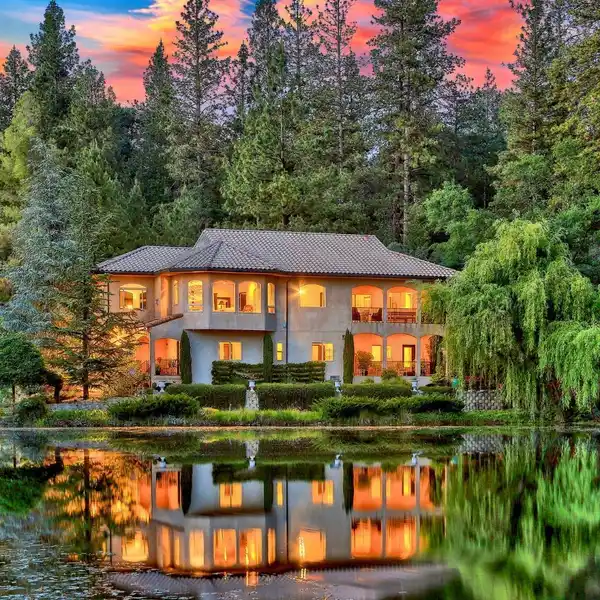 AWE-INSPIRING RETREAT AMIDST NATURAL SPLENDOR