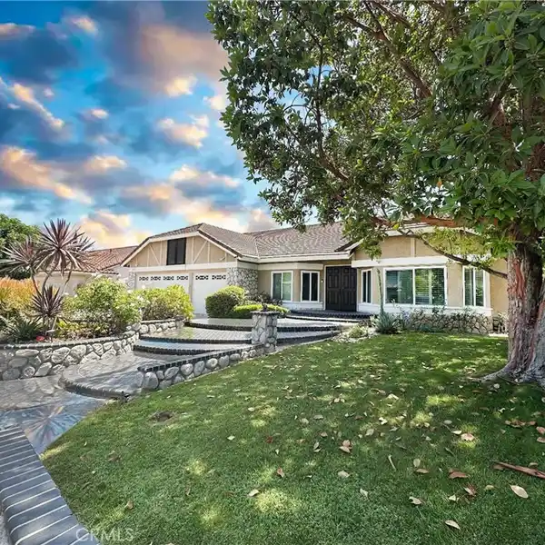 BEAUTIFULLY MAINTAINED HOME IN A FRIENDLY NEIGHBORHOOD