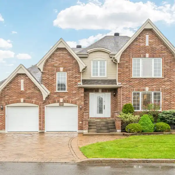 EXECUTIVE COTTAGE IN PRIME LOCATION