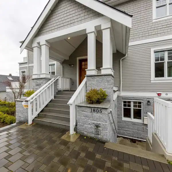 TWO-LEVEL TOWNHOME IN A STRATIFIED TRIPLEX