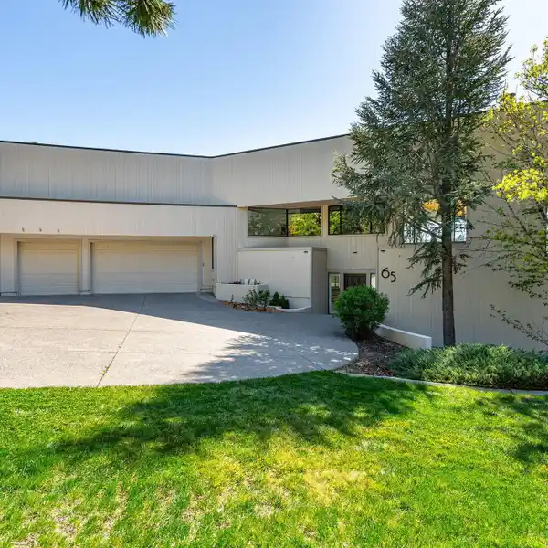MODERN ARCHITECTURE WITH EXPANSIVE VIEWS