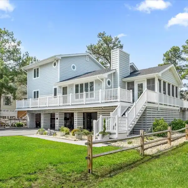 STUNNING CANAL FRONT HOME
