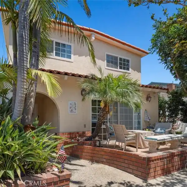 COASTAL LIVING JUST FOUR BLOCKS FROM THE BEACH