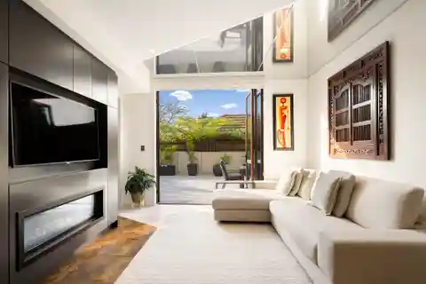 Luxurious Courtyard Apartment in a Boutique Building