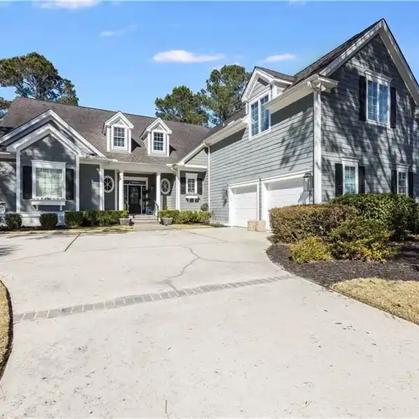 STYLISH & SPACIOUS HOME IN BLUFFTON’S PREMIER GATED COMMUNITY