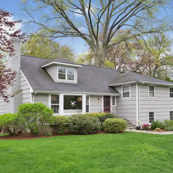 CHARMING HOME FOR RENT ON A QUIET STREET