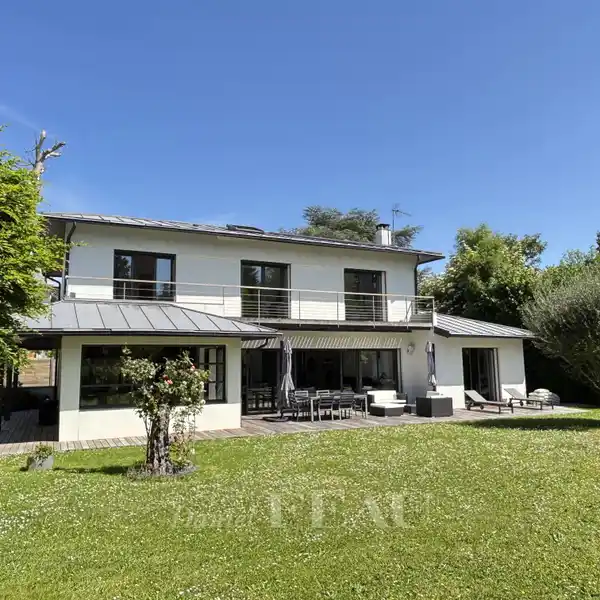 CONTEMPORARY LUXURY IN A NATURAL SETTING