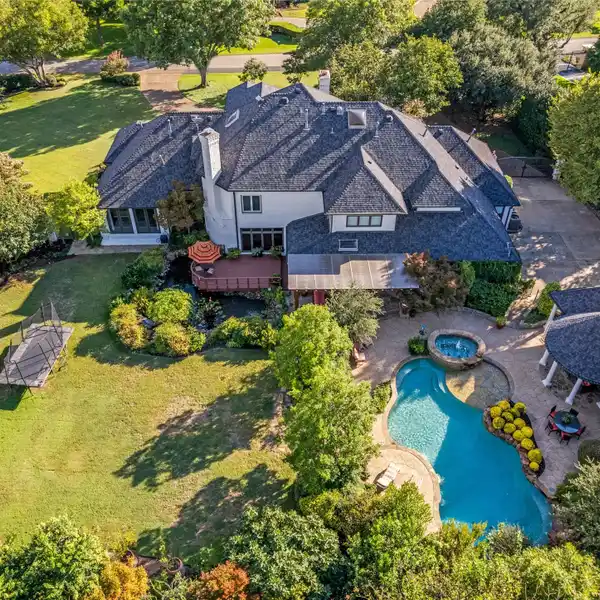 EXTRAORDINARY PRIVATE ESTATE IN A PRESTIGIOUS NEIGHBORHOOD