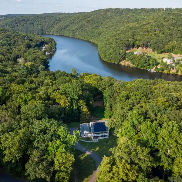 DISTINCTIVE LAKESIDE PROPERTY
