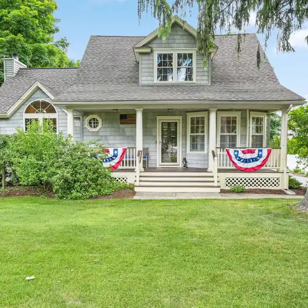 TIMELESS EXPANDED CAPE IN THE UNIVERSITY NEIGHBORHOOD