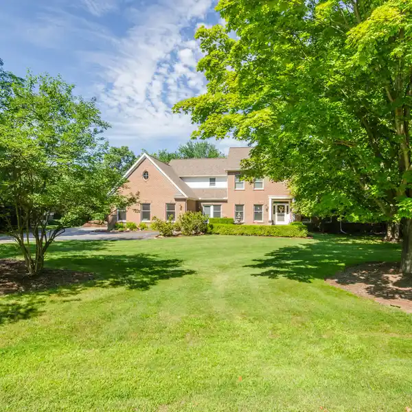 ARCHITECTURALLY DESIGNED CUSTOM HOME ON A LUSH ACRE-PLUS