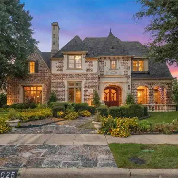 ARTFULLY DESIGNED ESTATE WITH PRIVATE OUTDOOR OASIS