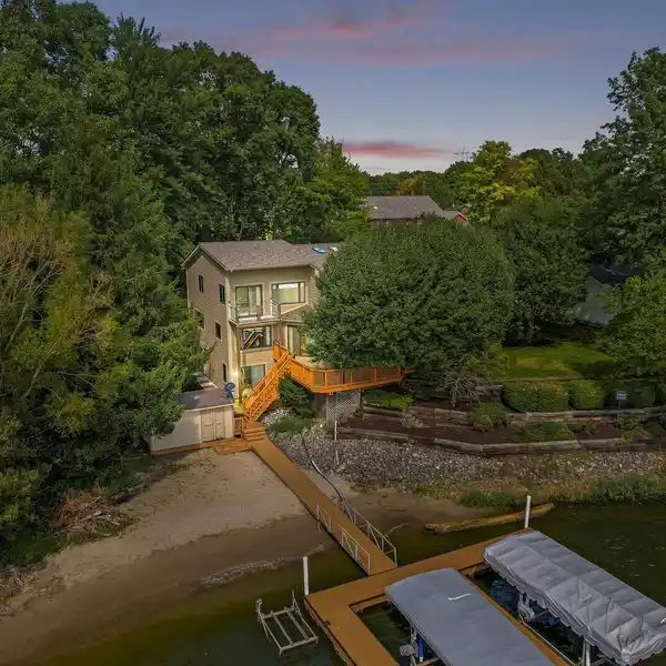 BEAUTIFUL WATERFRONT LAKE HOME