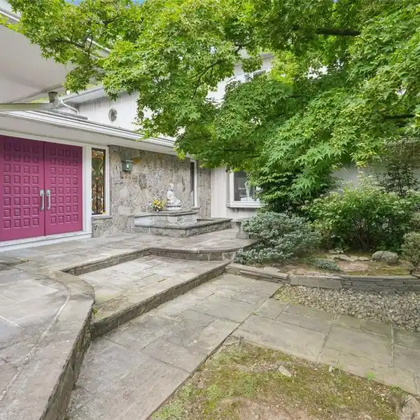 THE PERFECT BLEND OF ELEGANCE AND COMFORT