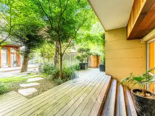 Exceptional Garden-level Dual-aspect Apartment