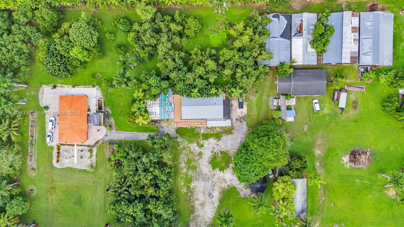 Lush 5-acre Retreat with Avocado Groves and Stables
