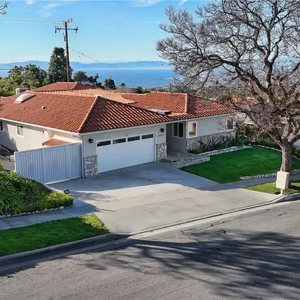 SINGLE-LEVEL EASE WITH SWEEPING PANORAMIC VIEWS