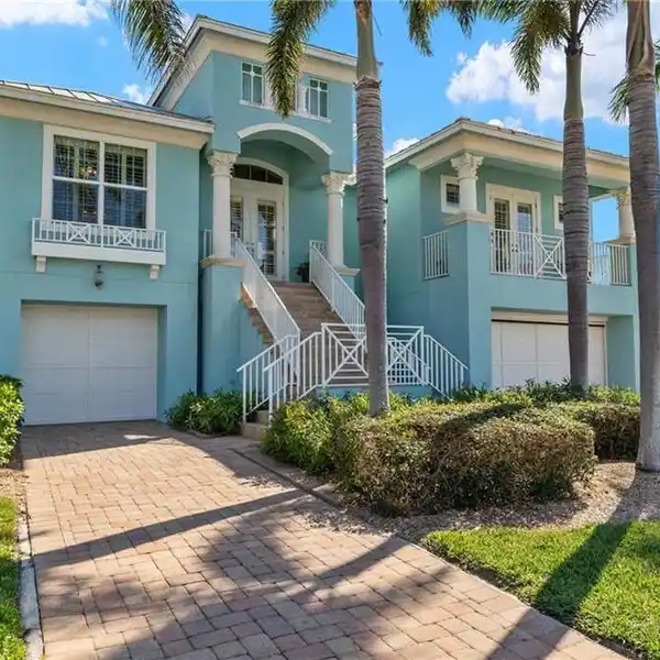 CUSTOM WATERFRONT PARADISE