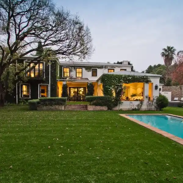 GRACIOUS INDIANA ESTATE FOR SOPHISTICATED FAMILY LIVING