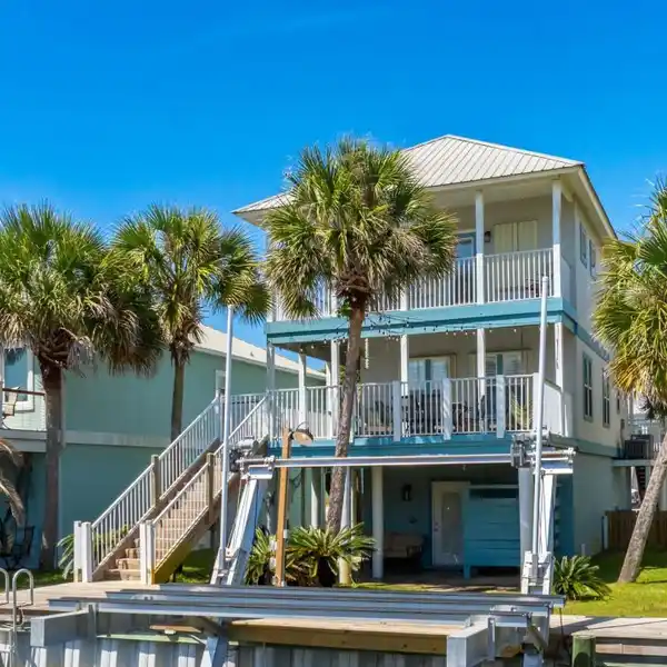 TURNKEY CANAL-FRONT RESIDENCE IN DESIRABLE HOMEPORT